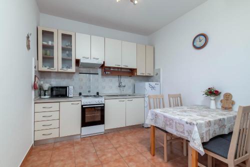 Apartments with parking space Umag - 7057