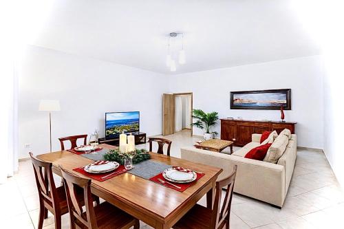 Vacanze Napoli Centrale Spacious 130 sqm 2 Bedrooms 1 Full Bathroom 1 Small Service Bathroom Huge Living Room