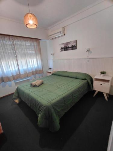 a bedroom with a green bed in a room at Danny ap - Amplio y cómodo - 18 min Aeropuerto - Zona de Restos - Parking in Monte Grande