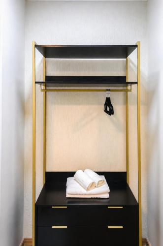 a bunk bed with two towels on top of it at Flórida vivo bem! in São Roque