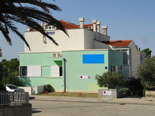 Apartments by the sea Makarska - 25386