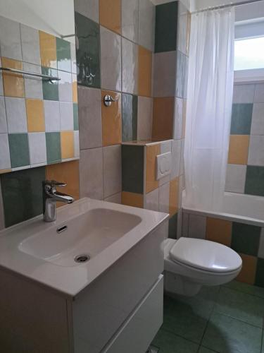 Apartments by the sea Makarska - 25386