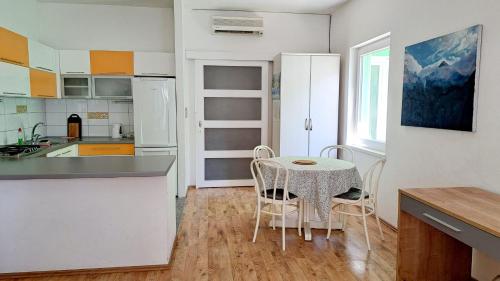Apartments by the sea Makarska - 25386