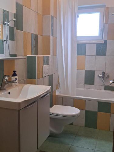 Apartments by the sea Makarska - 25386