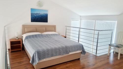 Apartments by the sea Makarska - 25386