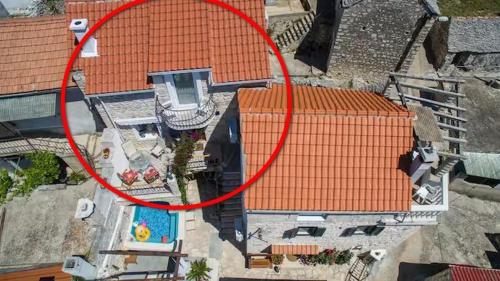 Apartments with swimming pool Donje Selo, Solta - 25518