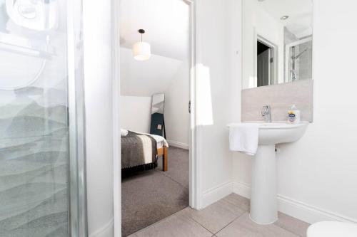 a bathroom with a sink and a mirror at DiscountsContractorsWIFIFree ParkingSmart TV in Gateshead