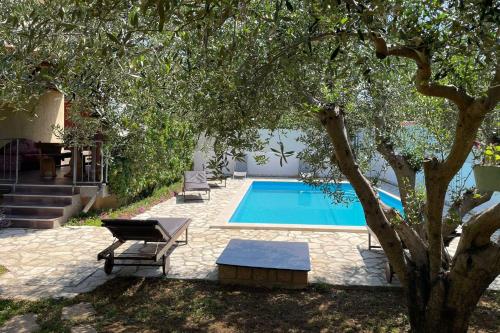 Family-friendly apartments with swimming pool Novigrad - 25170
