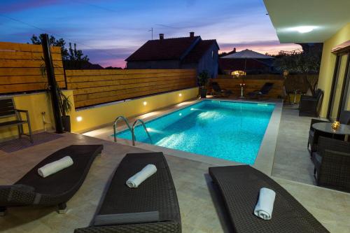 Apartments with swimming pool Zadar - 6128