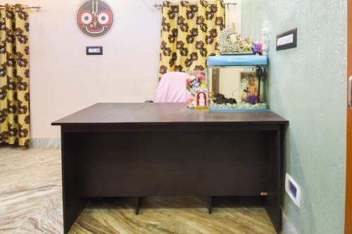 a desk with a fish tank on top of it at Hotel O Aagman Guest House in Hākala