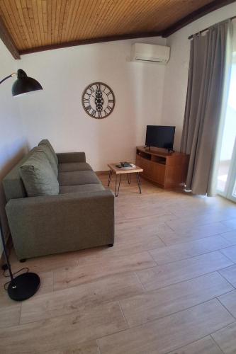 Apartments with parking space Palit, Rab - 25235