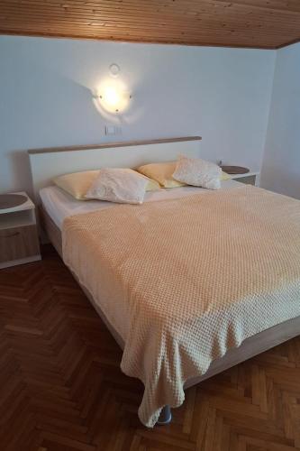 Apartments with parking space Palit, Rab - 25235