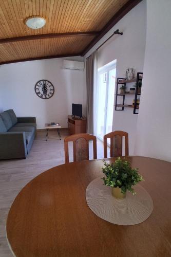Apartments with parking space Palit, Rab - 25235