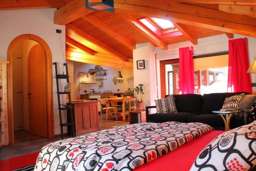 een slaapkamer met een bed en een woonkamer bij B&B Sarca Valley in Dro