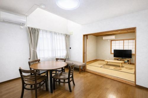 Shibuya Ward, 3 bedrooms, 15 minutes to Shinjuku Station by foot and subway 貸切一軒家9名様 新宿駅から4分の幡ヶ谷駅徒歩11分 渋谷駅直通バス停徒歩1分 ピアノと防音室有