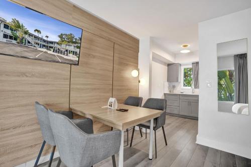 a dining room with a wooden table and chairs at Ocean Blvd Two Doubles Suite with Kitchenette in Fort Lauderdale