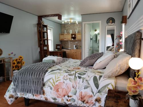 a bedroom with a bed with a floral bedspread at Mini Regugio in Chillán
