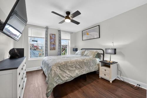 a bedroom with a bed and a ceiling fan at Baltimore premier townhouse in Baltimore