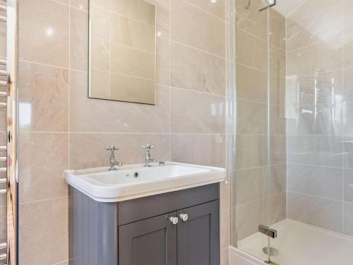 a bathroom with a sink and a shower at 2 Bed in Winchester oc-77384 in Owslebury