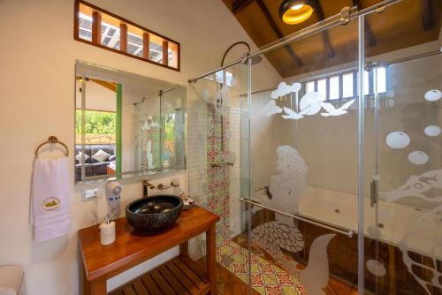 a bathroom with a glass shower and a sink at Cabañas Campestres El Vaticano in Barichara