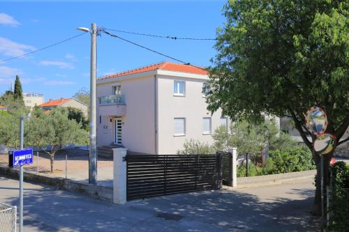 Apartments with parking space Kastel Gomilica, Kastela - 21020
