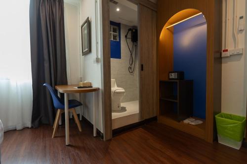 a room with a bathroom with a toilet and a table at Hotel Rue De Siam in Chinatown