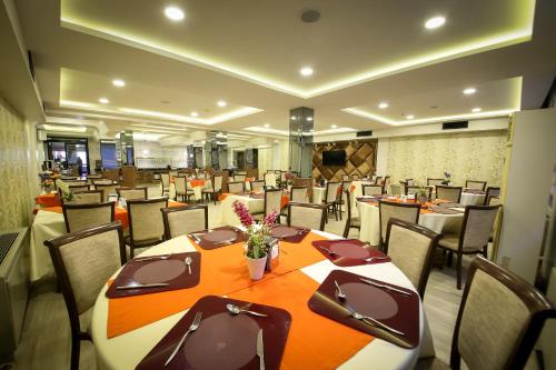 comedor con mesa y sillas en Asya Hotel, en Balıkesir