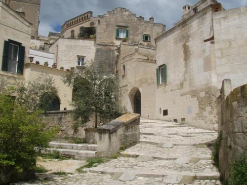 un vicolo in un castello con un edificio di B&b Il Cortile a Matera