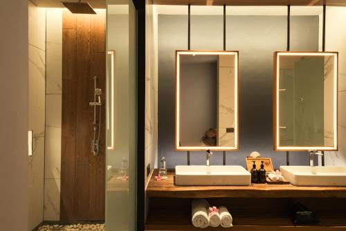 Bilik mandi di Katamaran Hotel & Resort Lombok