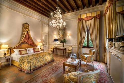 A seating area at Relais et Châteaux Hotel Villa Franceschi