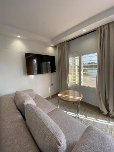 a living room with a couch and a table at Le Cocon de Didon in Tunis
