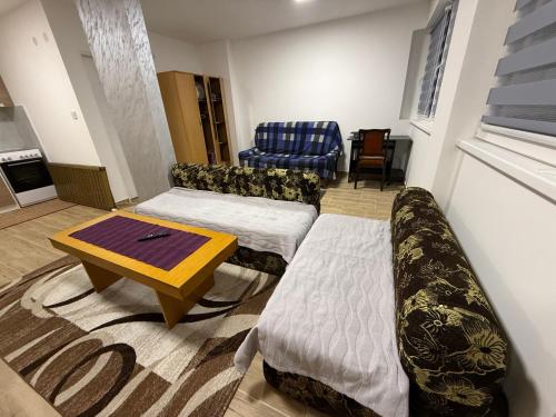 ein Wohnzimmer mit Sofa und Tisch in der Unterkunft Apartman Katarina in Foča