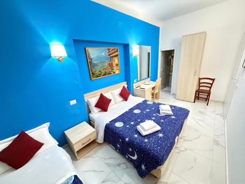 ein Zimmer mit einem Bett und einer blauen Wand in der Unterkunft Relax ON 247 in Rom