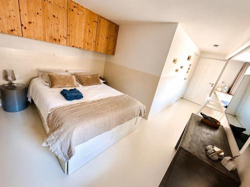 a bedroom with a large bed with wooden cabinets at Le4bergheim Chambre d'hôtes in Bergheim