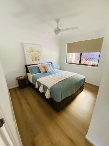 a bedroom with a bed and a window at Mariners Rest in Redland Bay