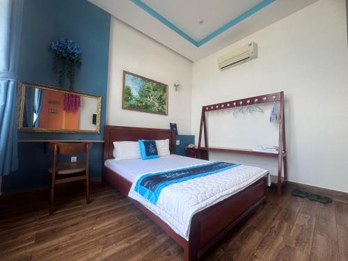 a bedroom with a bed and a desk in it at LẠI NGUYỄN BOUTIQUE HOTEL in Can Tho