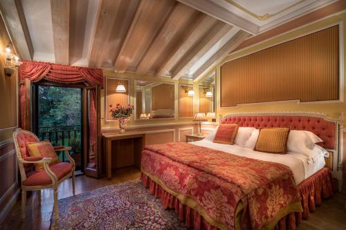 1 dormitorio con 1 cama, 1 silla y 1 ventana en Romantik Hotel Villa Margherita en Mira