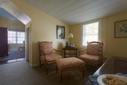 a living room with two chairs and a table at The Inn at Manchester in Manchester
