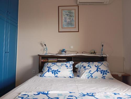 a bedroom with a bed with blue and white pillows at Villa Evenik in Eretria