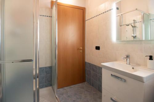 a bathroom with a shower and a sink at Panorama & Pisicna Lago Endine in Ranzanico