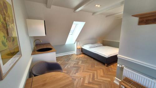una piccola stanza con un letto e una finestra di Jacobs Hotel a Ringkøbing