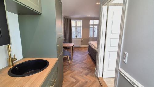un bagno con un lavandino in una stanza di Jacobs Hotel a Ringkøbing