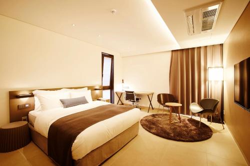 a hotel room with a bed and a desk at MD HOTEL Dongtan in Hwaseong
