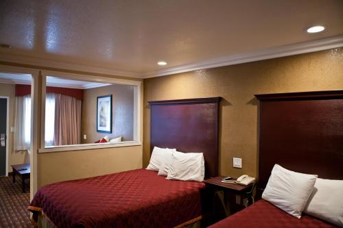 เตียงในห้องที่ Budget Inn Anaheim near Disneyland Drive