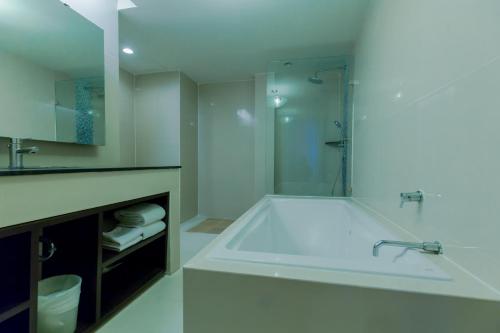 Ванная комната в Aspery Hotel - SHA Certified