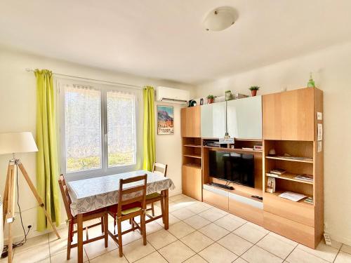 Chez Madou, T1 en bas de villa et rez de jardin à 900m de la mer et des commerces