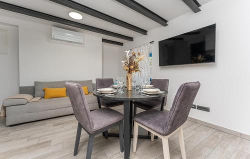 2 Bedroom Cozy Apartment In Biograd