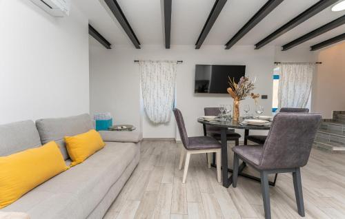 2 Bedroom Cozy Apartment In Biograd