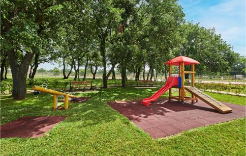 Cozy Apartment In Umag With Outdoor Swimming Pool