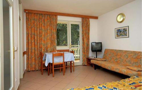 Cozy Apartment In Umag With Outdoor Swimming Pool